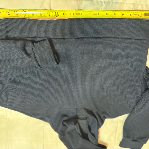 ALO - Matching set: Cropped hoodie and shorts with 3 inch inseam - Picture 8 of 9